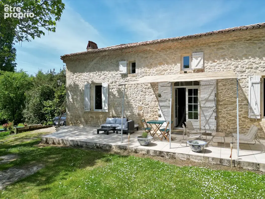 Belle maison en pierre dans un village paisible - photo 2