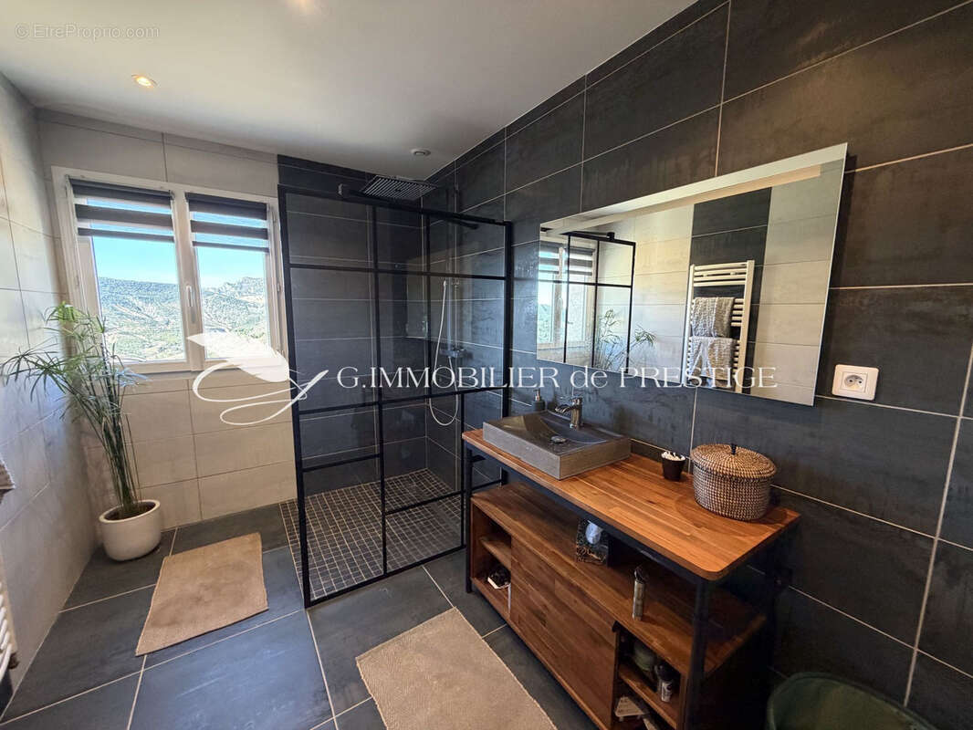 Maison à BEZAUDUN-SUR-BINE