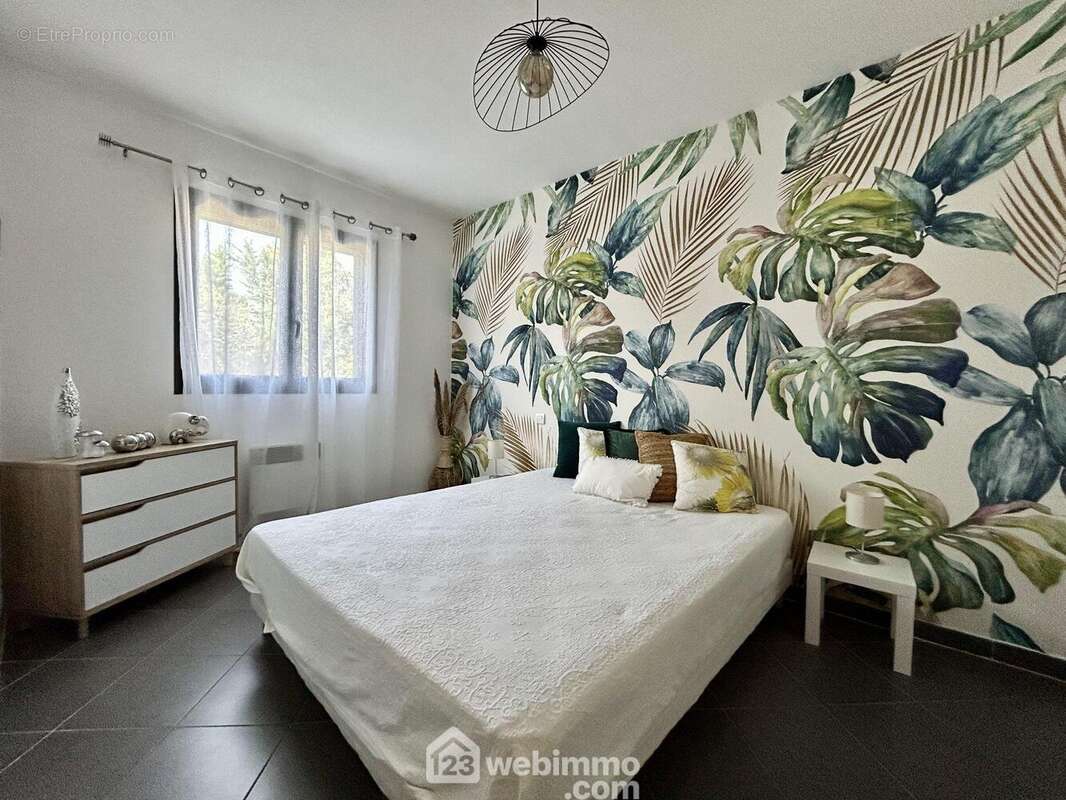Une chambre de 12 m2 avec placard mural - Appartement à PENTA-DI-CASINCA