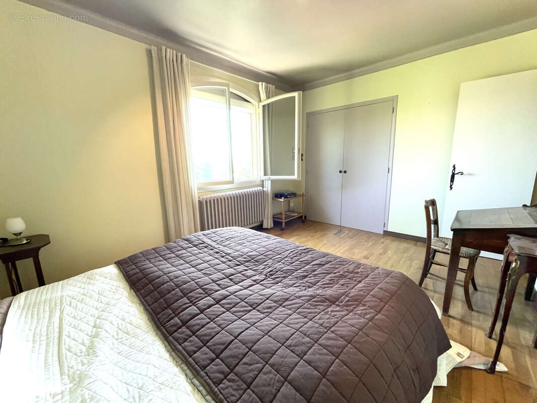 Maison spacieuse avec local commercial loué sur grande parcelle - photo 10