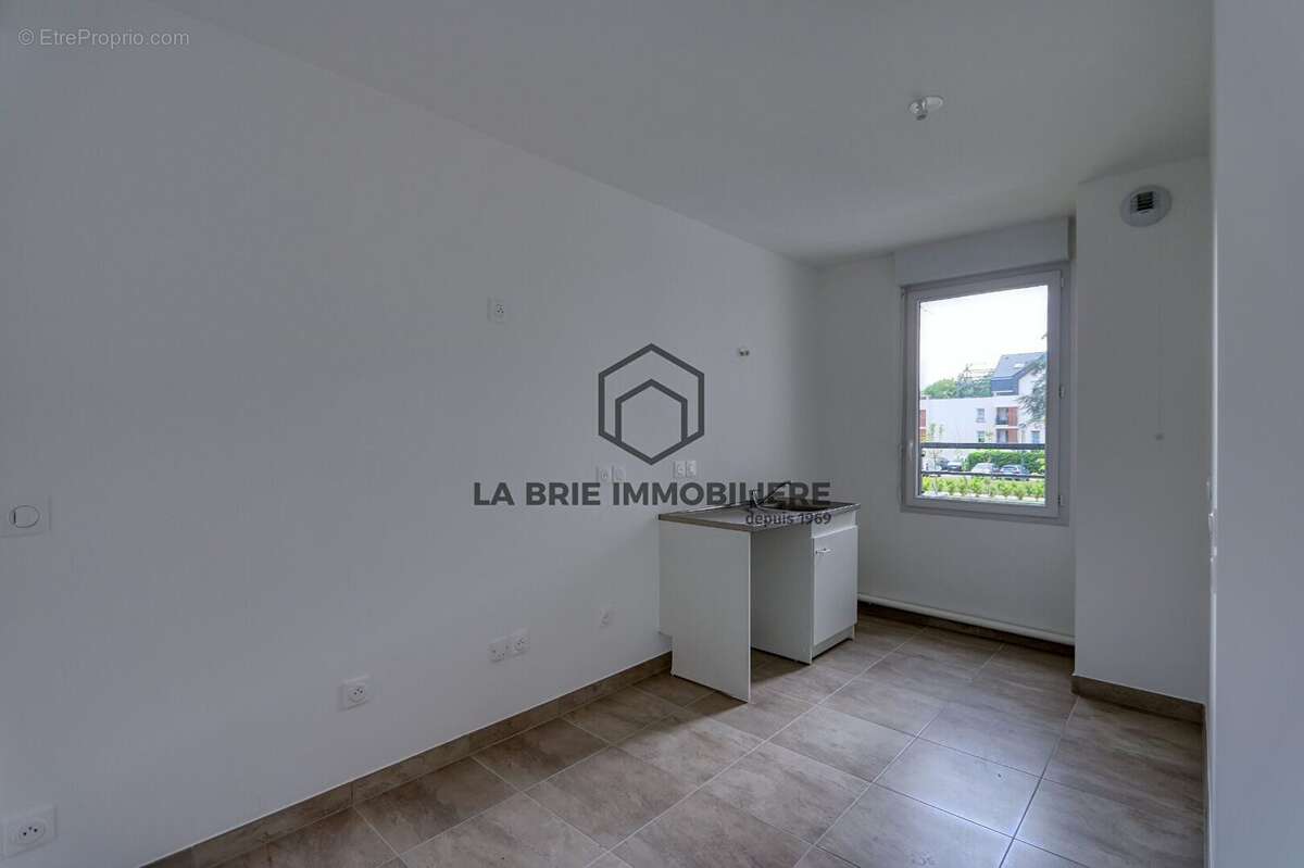 Appartement 86 m² à Emerainville  - photo 3