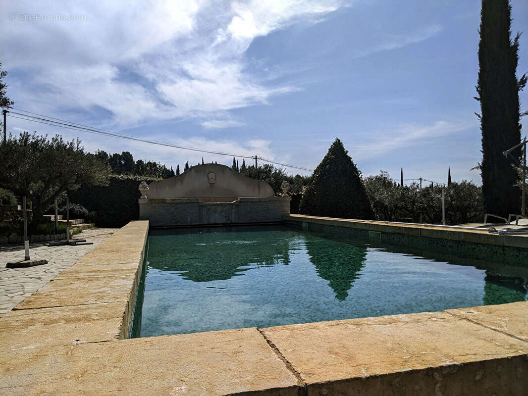 AUPS, superbe propriété comprenant une villa d'architecte ,un bastidon et piscine sur 2996 m2. - photo 8