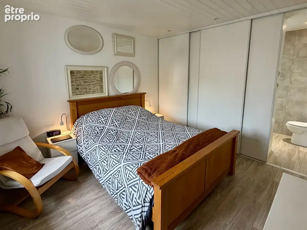 Maison avec piscine, commerces à pied, dépendances et grands garages, proche TGV et plages - photo 12