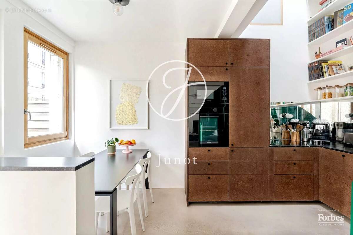 Paris 18e - MONTMARTRE / HAUT LEPIC - Appartement comme une maison - 3 pièces - 68,52m² Carrez - 72,81m² au sol - Terrasse 15,80 - photo 7