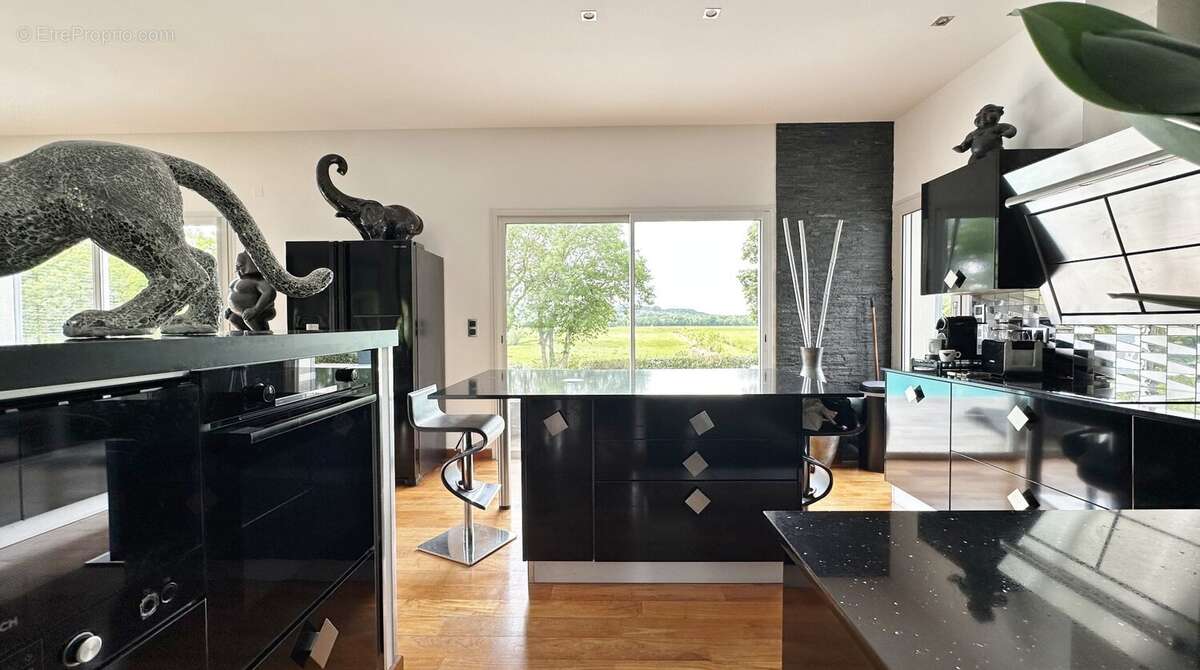 Lieu exceptionnel pour cette villa d'architecte de type 7 pièces de 266 m2 avec piscine - photo 14