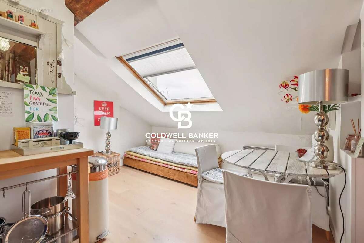 Exclusivité Coldwell Banker - Studio mansardé dans le Marais - photo 8