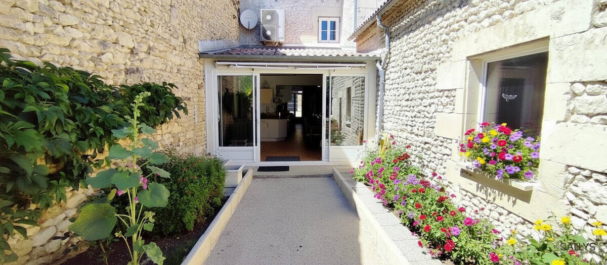 Maison à CHENAC-SAINT-SEURIN-D'UZET