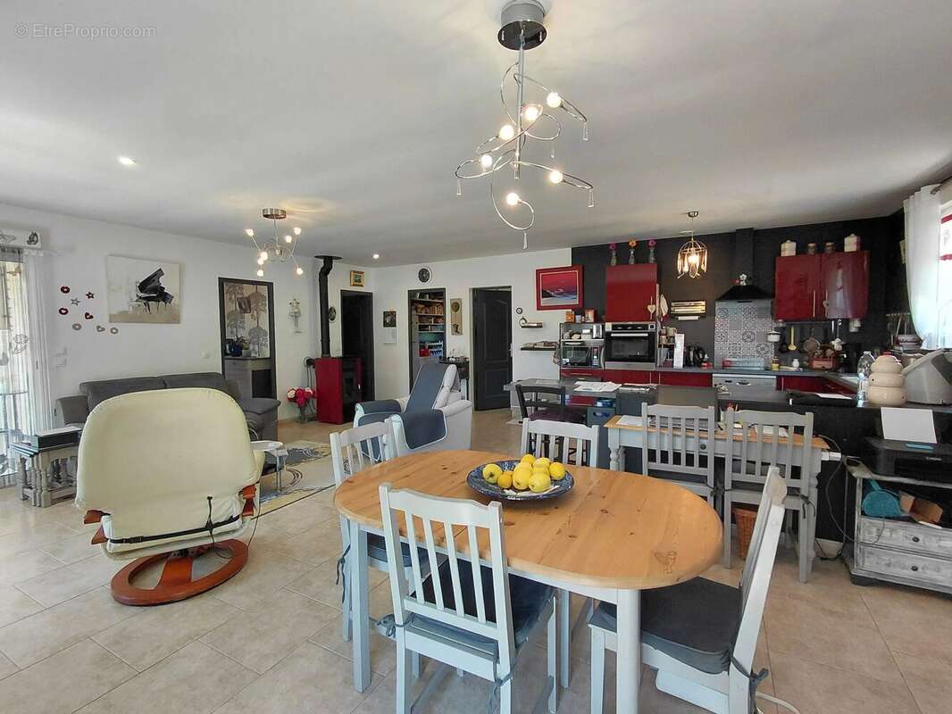 Maison de plain-pied avec double garage, atelier et terrain de 1 200 m² - photo 6