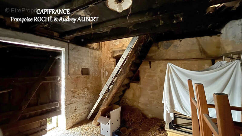 Maison à PORT-D&#039;ENVAUX