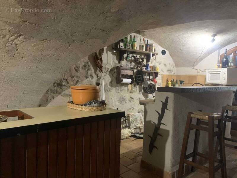 Maison de village à rénover – Plein centre – 80 m² au sol / 57 m² Carrez – Jardinet + Cave - photo 3
