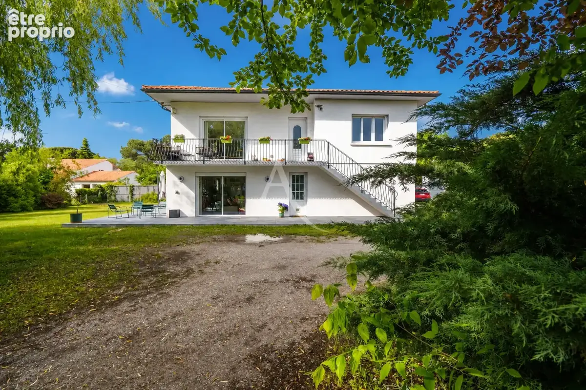 GRADIGNAN - Secteur recherché - Maison aux beaux volumes sur parcelle de plus de 2 000 m²² - photo 6