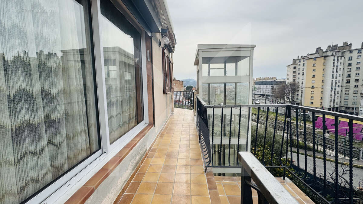 Appartement à MARSEILLE-4E