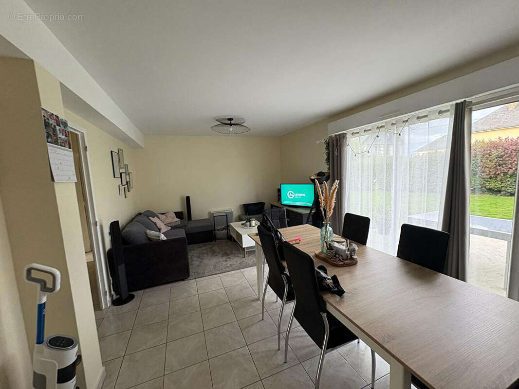 Maison à AMBRIERES-LES-VALLEES