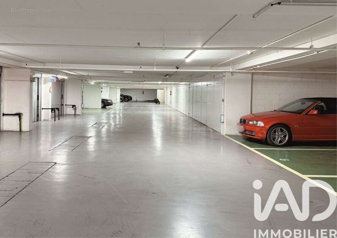 Photo 3 - Parking à PARIS-2E
