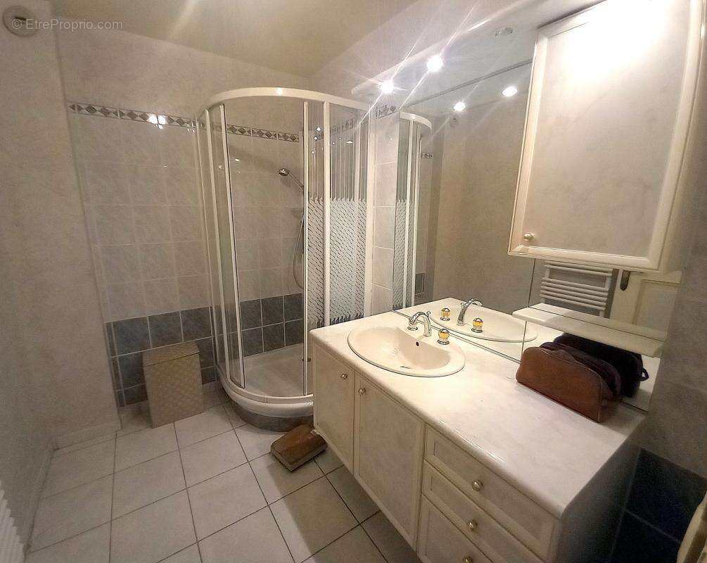 Appartement T4 lumineux de 80 m² – Plein centre-ville de Mayenne avec garage et cave - photo 11