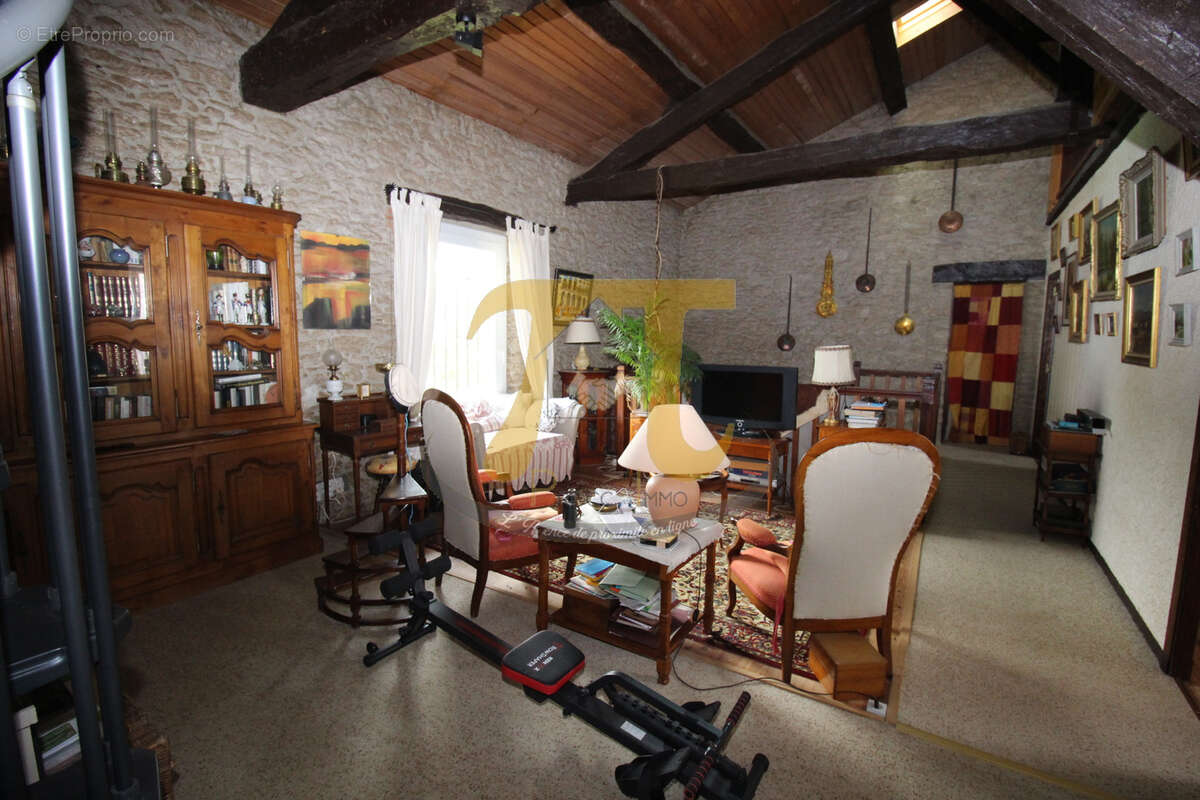 Grande maison en pierre avec piscine , intégrant un gîte 4 places - Par arboré de 2 hectares. - photo 16