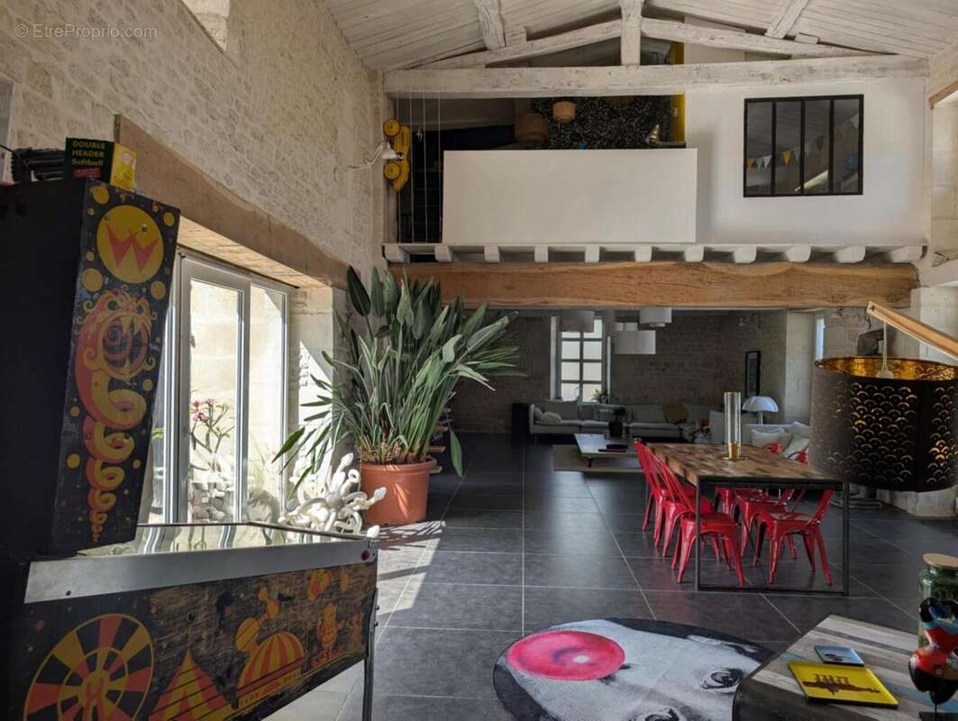 Maison 330 m² à Francois  - photo 3