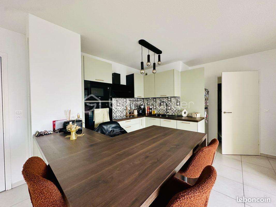 Superbe T3 récent avec terrasse, dernier étage et 2 parkings ! - photo 4