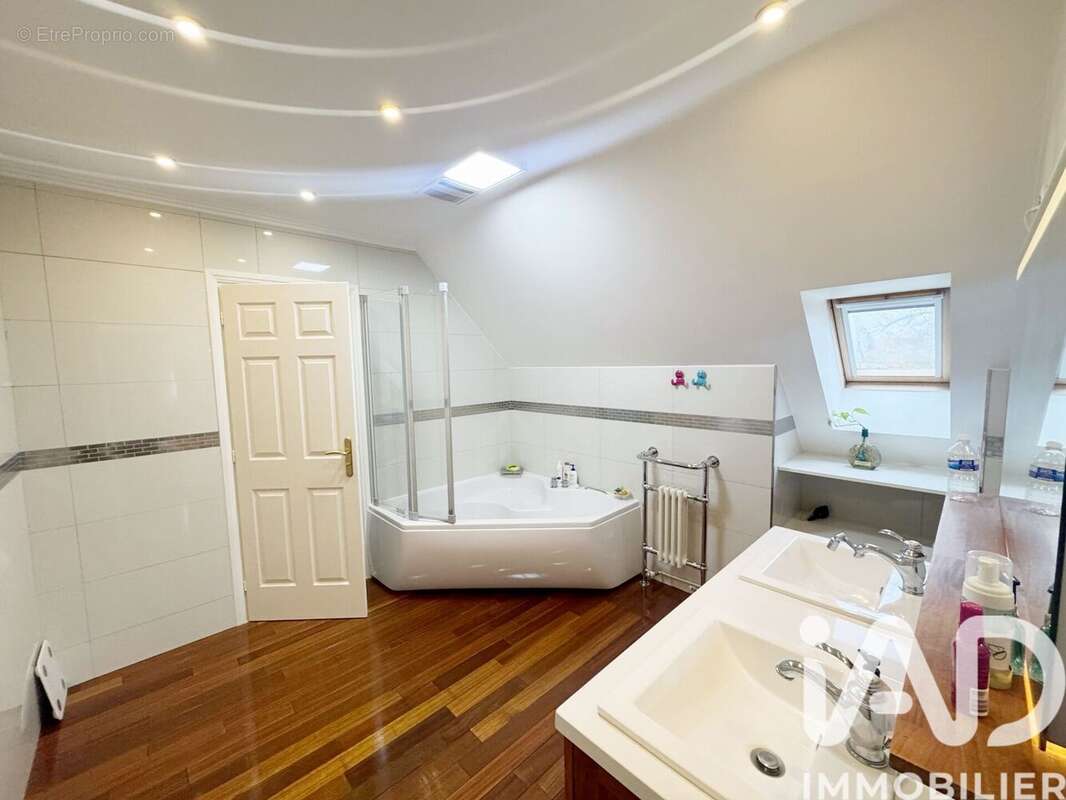 Maison 207 m² à Magny-Le-Hongre  - photo 5