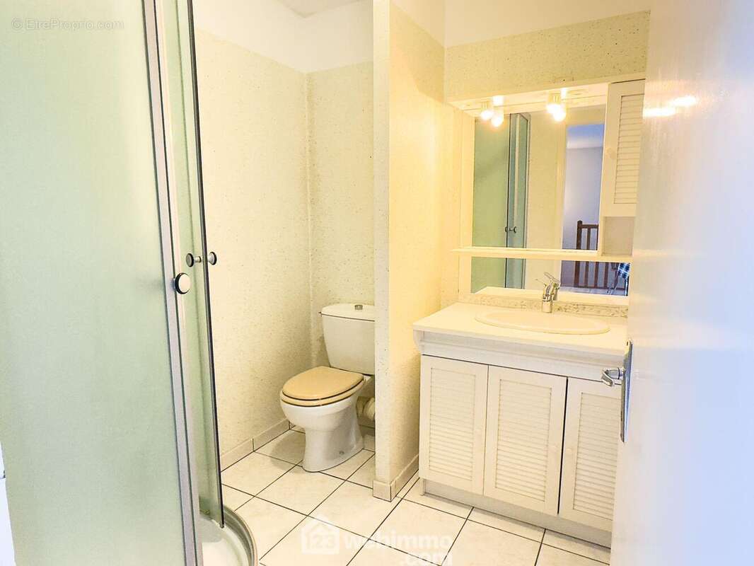 La salle de douche est fonctionnelle. - Appartement à CHOLET