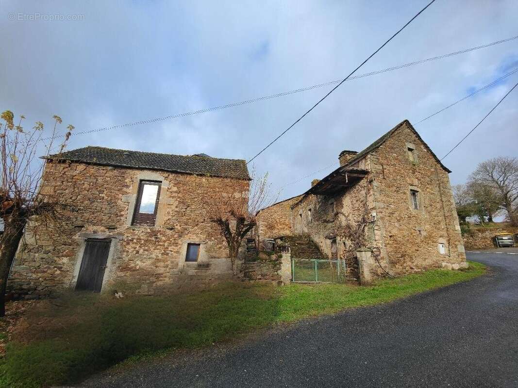 Charmante maison en pierres a renover avec dependances - photo 12