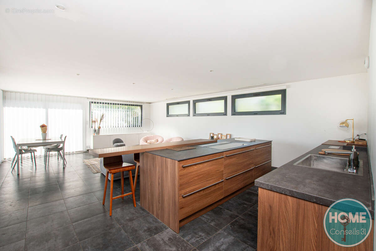 À Toulouse (31), immobilier de prestige : VILLA AVEC VUE SPLENDIDE SUR TOULOUSE - photo 7