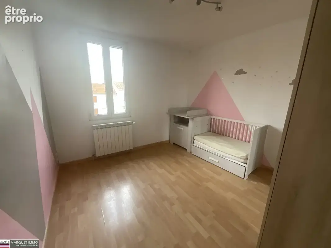 Villa T6 de 110 m²  vous invite à poser vos valises dans un cadre alliant charme et fonctionnalité sur 145 m² de terrain clos et - photo 11