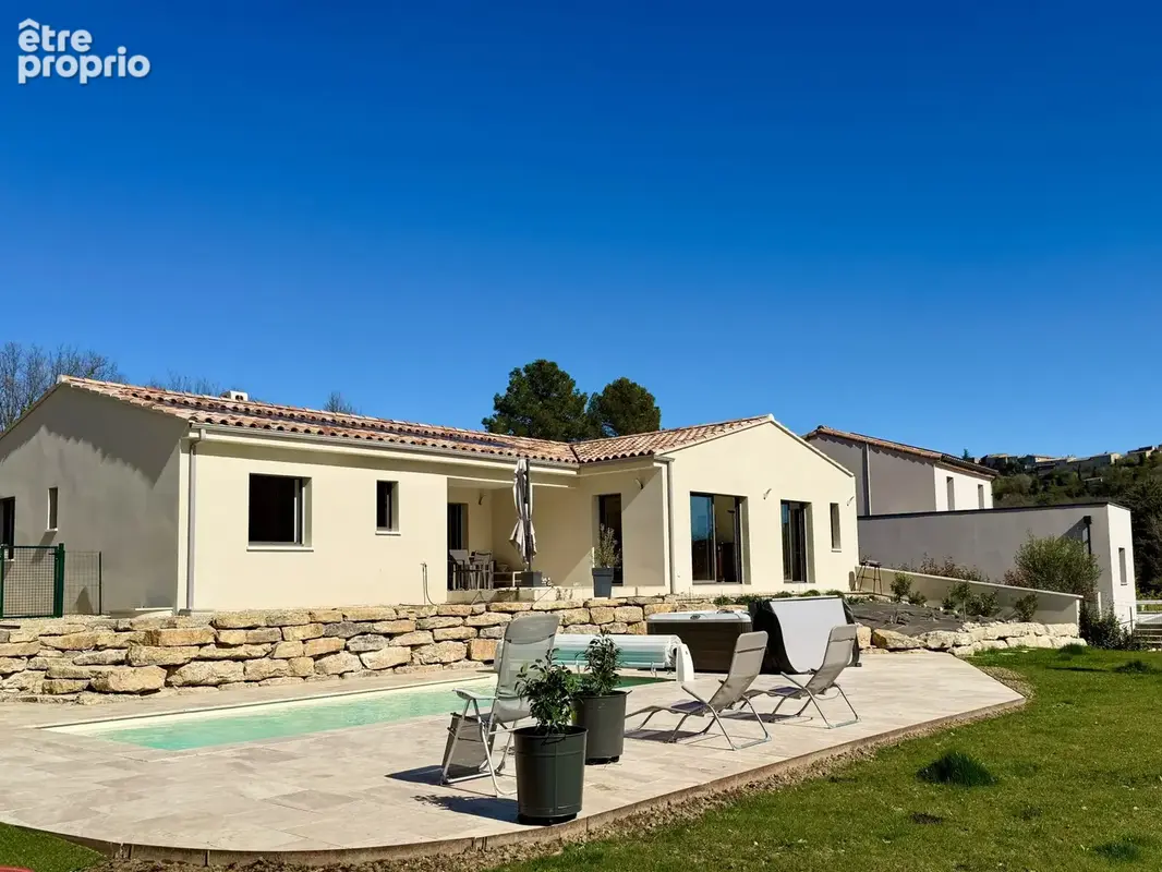 Dickjan POPPEMA d'eXp France vous propose une villa quasiment neuve avec 3 chambres, piscine, grand jardin - Maison à PIERREVERT