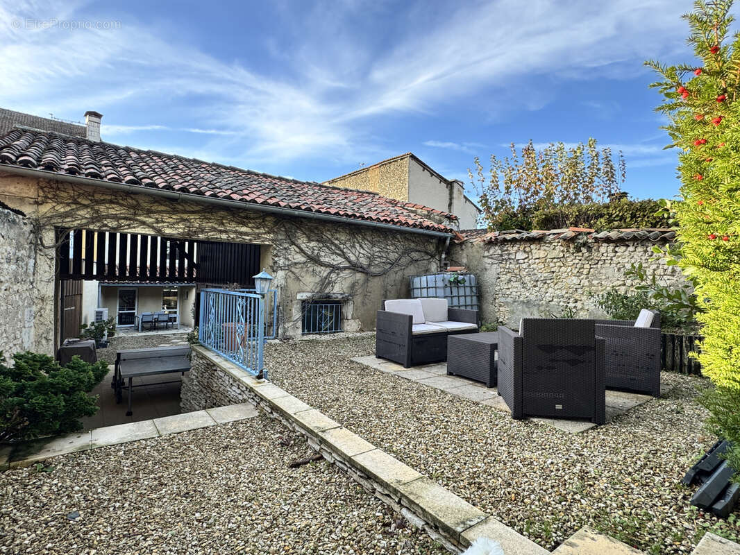 Maison à BARBEZIEUX-SAINT-HILAIRE