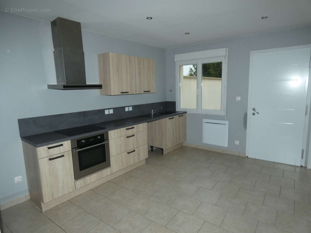 Maison à LAROCHE-SAINT-CYDROINE