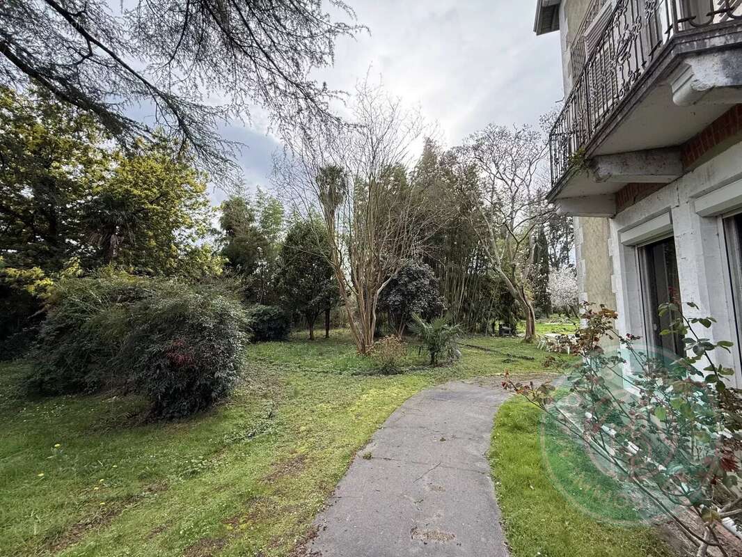 Maison de maître avec dépendance et terrain - photo 11