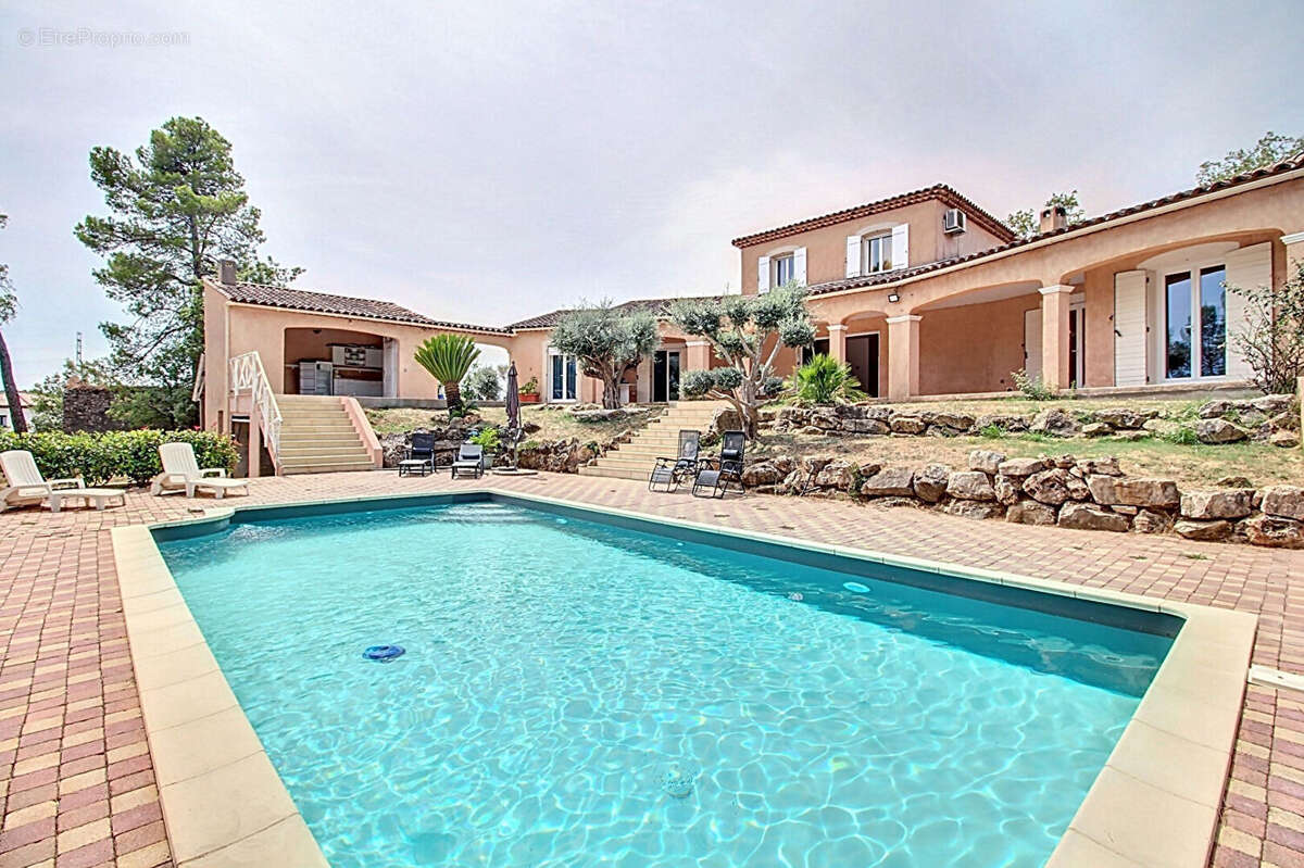 A VENDRE DRAGUIGNAN- Maison spacieuse avec PISCINE et terrain clos et arboré de 4000m² - Un véritable coup de coeur ! - photo 2