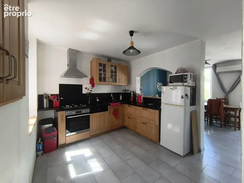 Saint-Claude, proche centre-ville - Maison de ville traversante - photo 3