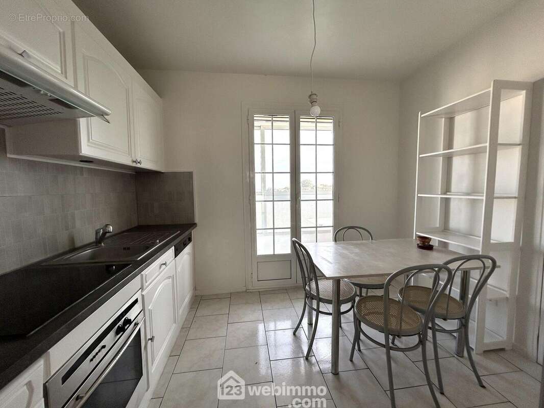 Cuisine équipée indépendante de 10 m2 - Appartement à BIGUGLIA