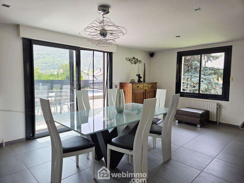 et un espace salle à manger donnant accès à une large terrasse... - Maison à ALBERTVILLE