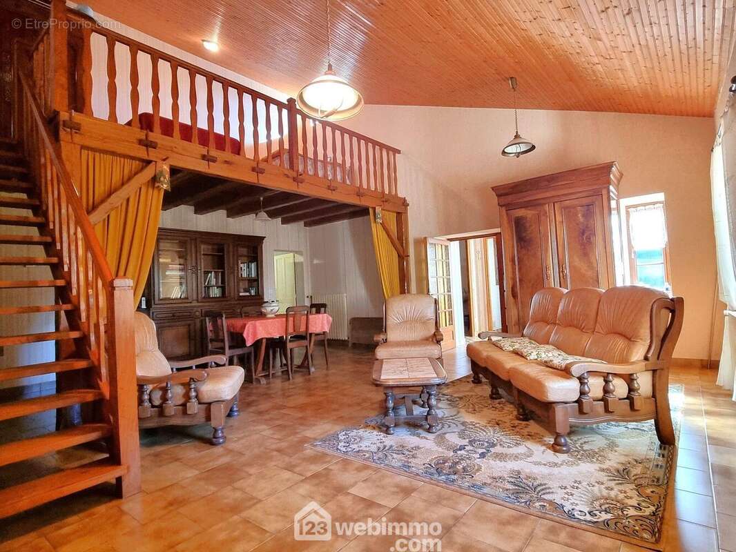 De l'autre côté de la salle à manger, une pièce d'environ 40 m2 (salon), - Maison à PAMPROUX