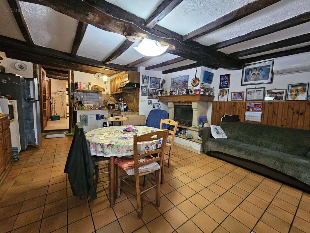 Charmante maison en pierre avec grange et fort potentiel dans un hameau paisible - photo 5