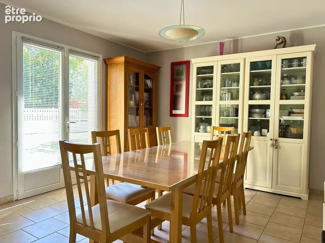PAVILLON avec piscine et grand séjour de 57 m2. Un cadre de vie idéal à 9 min de la base aérienne de COGNAC ! - photo 6