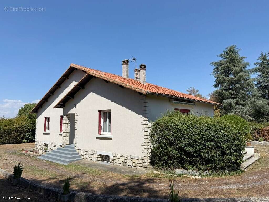 Exclusif : Grande Maison de Famille Dans le Village Médiéval de Verteuil-Sur-Charente - photo 31