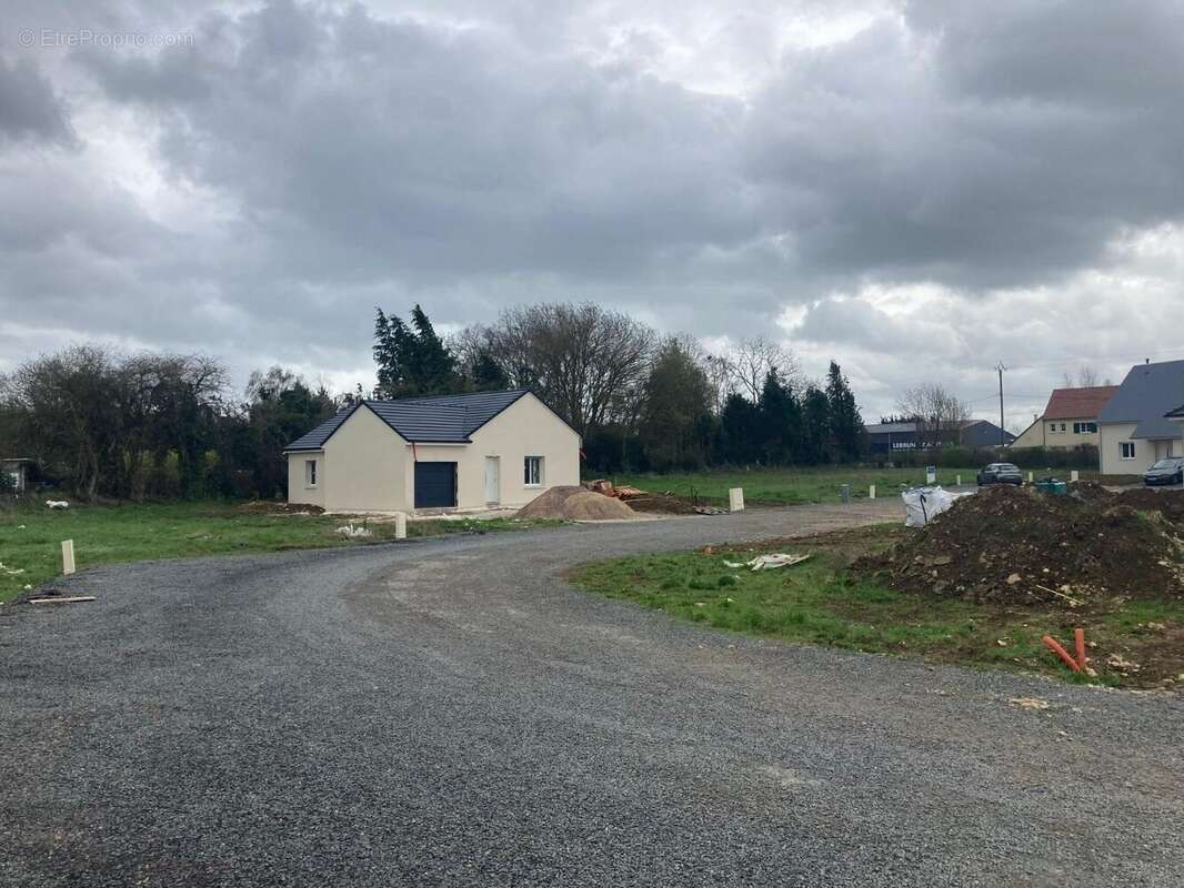 Terrain à MAIZIERES