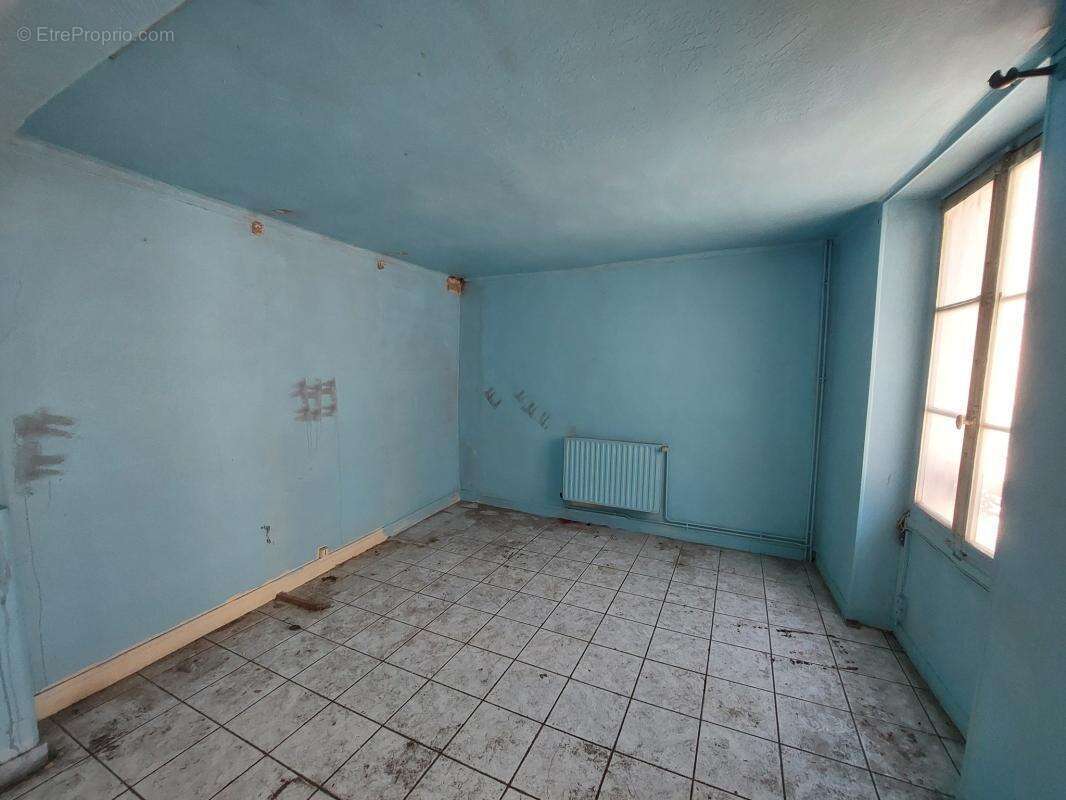 Appartement T2 à rénover – Centre-ville Fontainebleau – Fort potentiel - photo 6