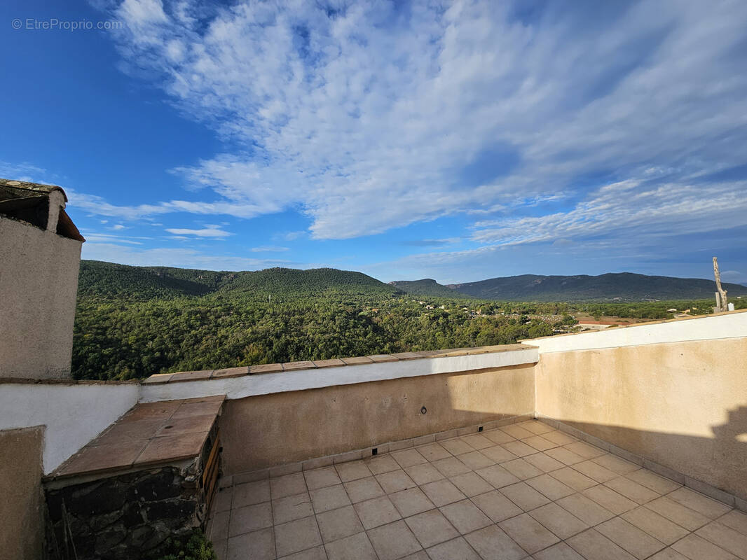 Appartement à BAGNOLS-EN-FORET