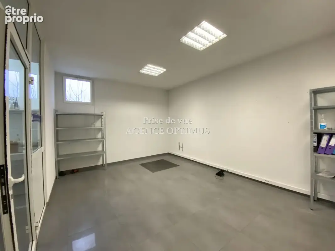 A VENDRE - Local professionnel avec vaste terrain clos à Villeneuve-la-Guyard (89) - photo 11
