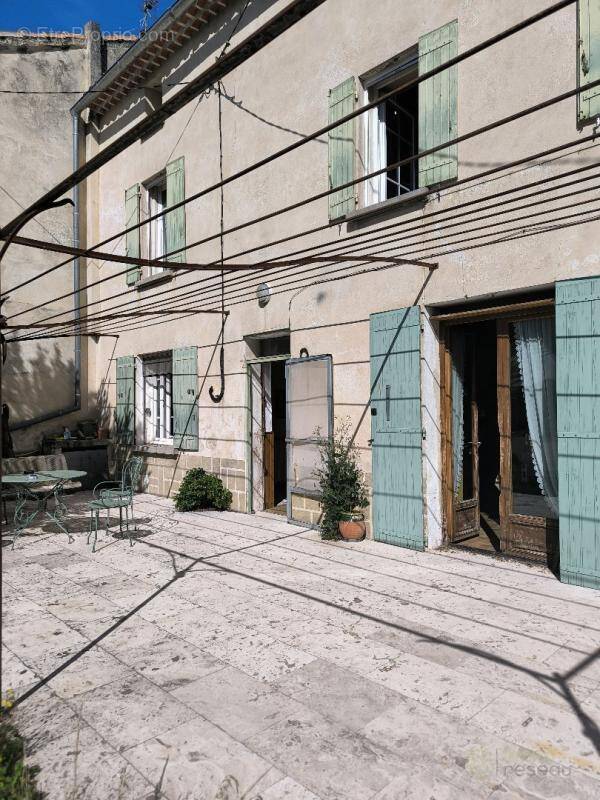 Maison à ENTRAIGUES-SUR-LA-SORGUE