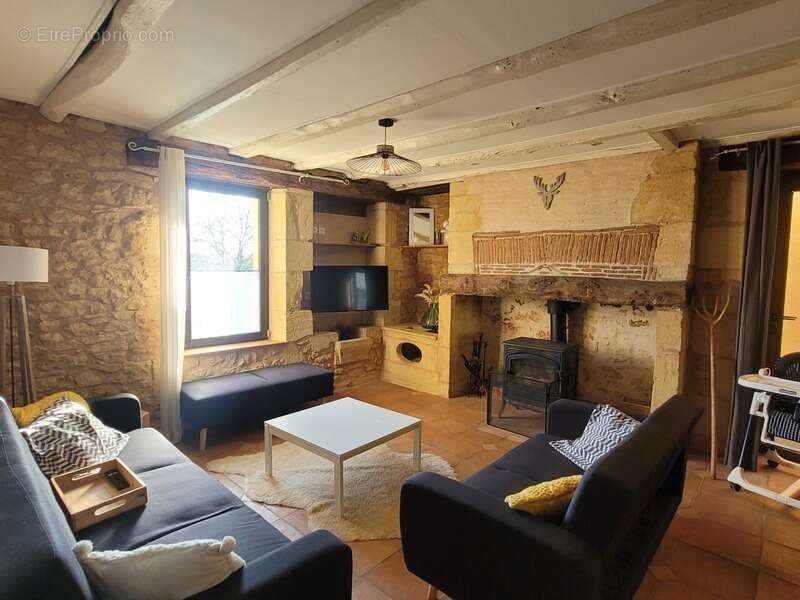 Maison à MAUZAC-ET-GRAND-CASTANG