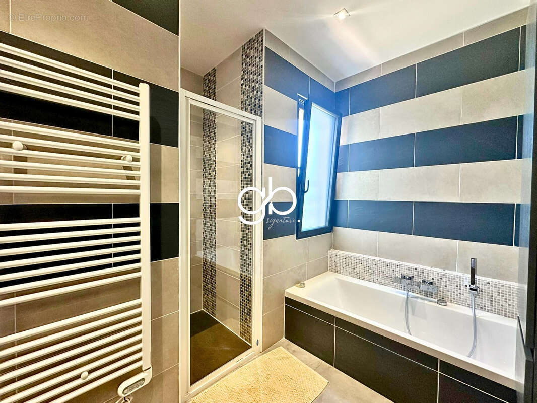 Maison à SAINT-CLEMENT-DE-RIVIERE