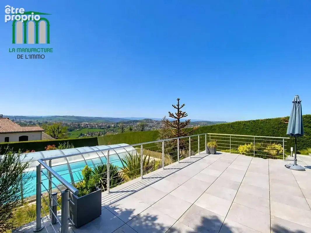 villa d'exception avec piscine et dépendances / saint-genest lerpt golf - photo 5