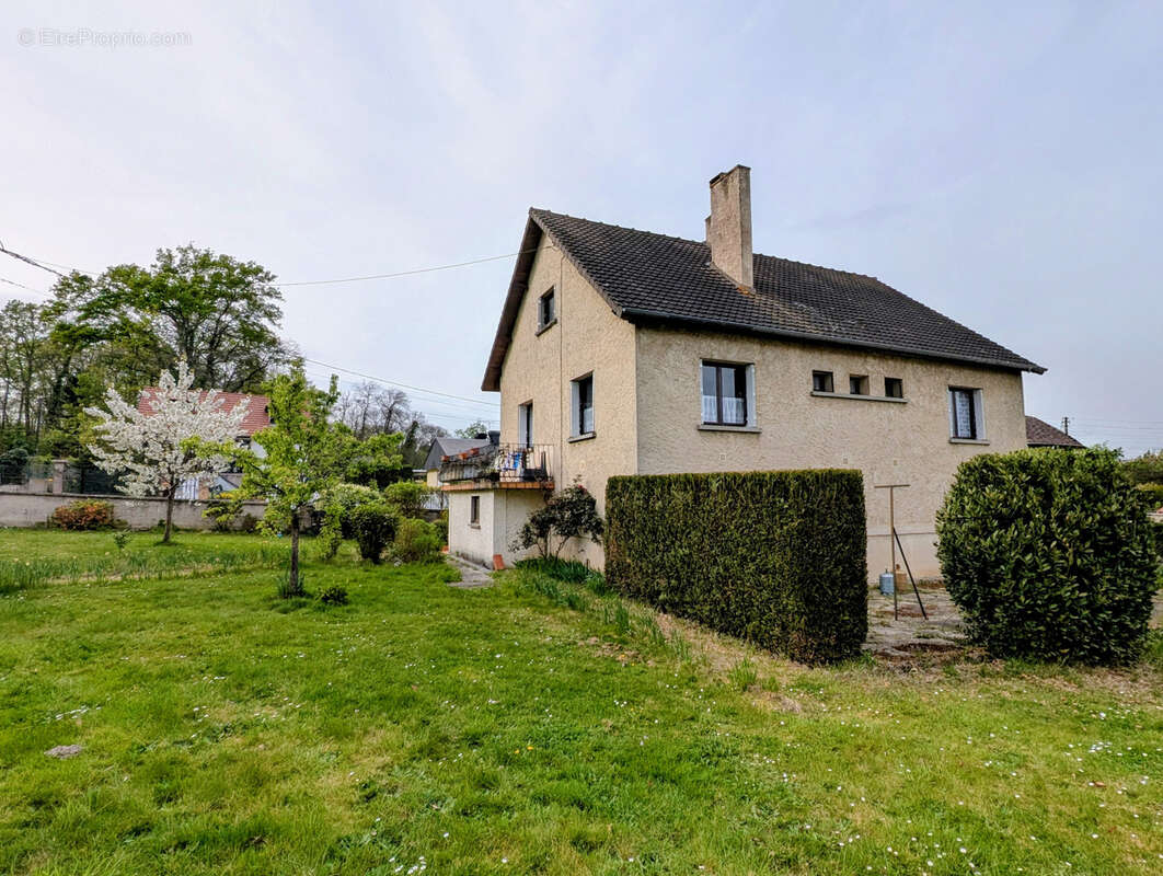 Maison à LA QUEUE-LES-YVELINES