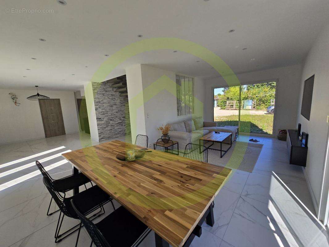 Maison à SAINT-PRYVE-SAINT-MESMIN