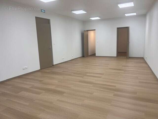 Rez-de-chaussée commercial de 70m² - photo 8